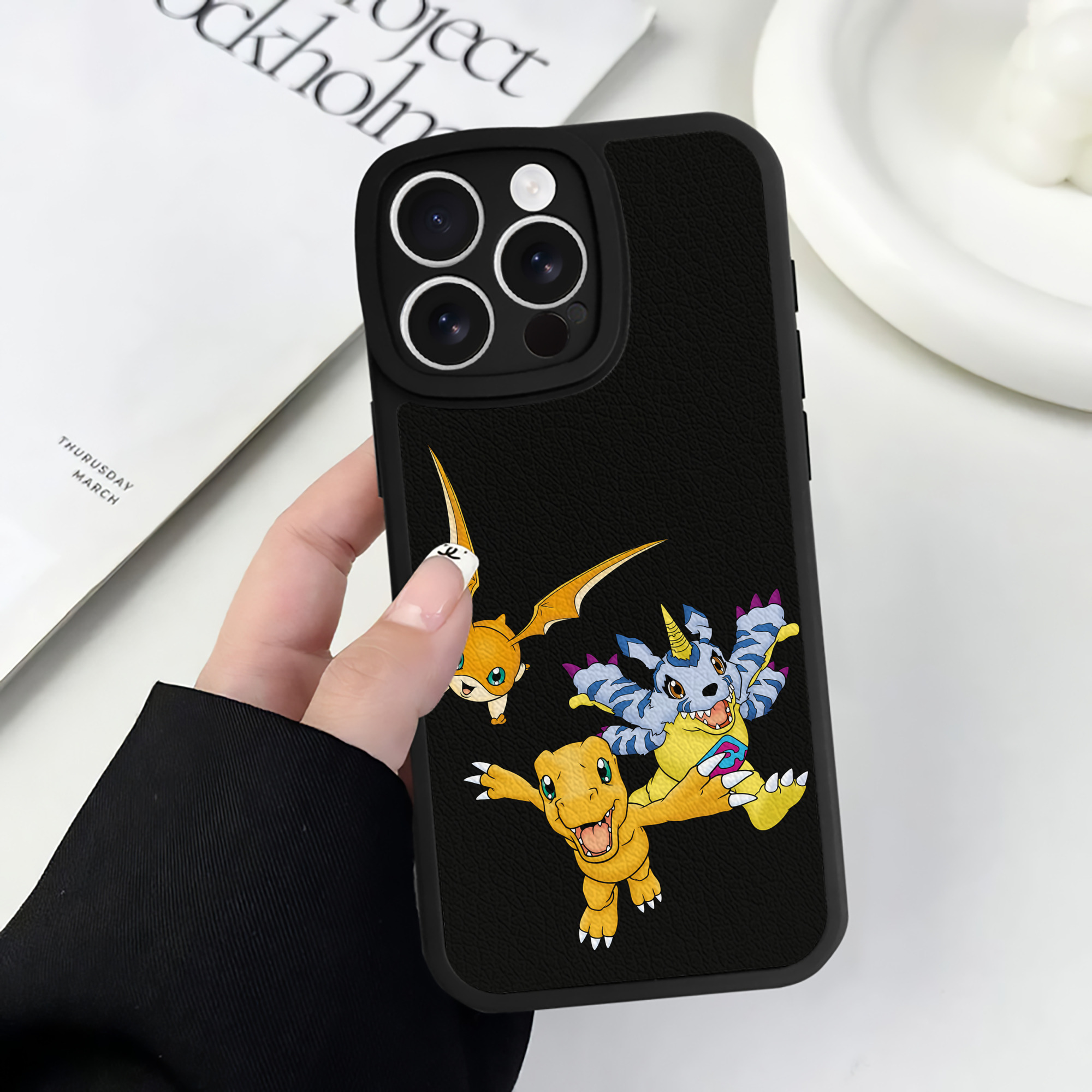 （画像用） Digimon デジタルモンスター/デジモン 【iPhone 16シリーズ対応】シリコンスマホケース（レザー調） 材質：シリコン